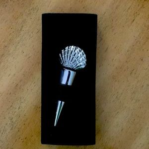 Silver shell wine stopper